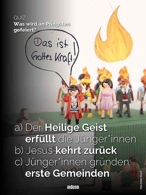 Quizgrafik zu Pfingsten mit Playmobil-Jüngern und Feuerflammen; Textfrage: „Was wird an Pfingsten gefeiert?“ mit drei Antwortoptionen: a) Der Heilige Geist erfüllt die Jünger*innen b) Jesus kehrt zurück c) Jünger*innen gründen erste Gemeinden.