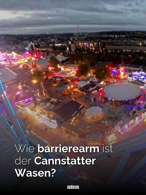 Zu sehen ist Bild aus der Vogelperspektive vom Riesenrad aus auf den Cannstatter Wasen. Es ist Abend und dunkel, die Aussteller und Stände leuchten. Auf dem Bild steht in weißer Schrift: Wie barrierearm ist der Cannstatter Wasen? 
