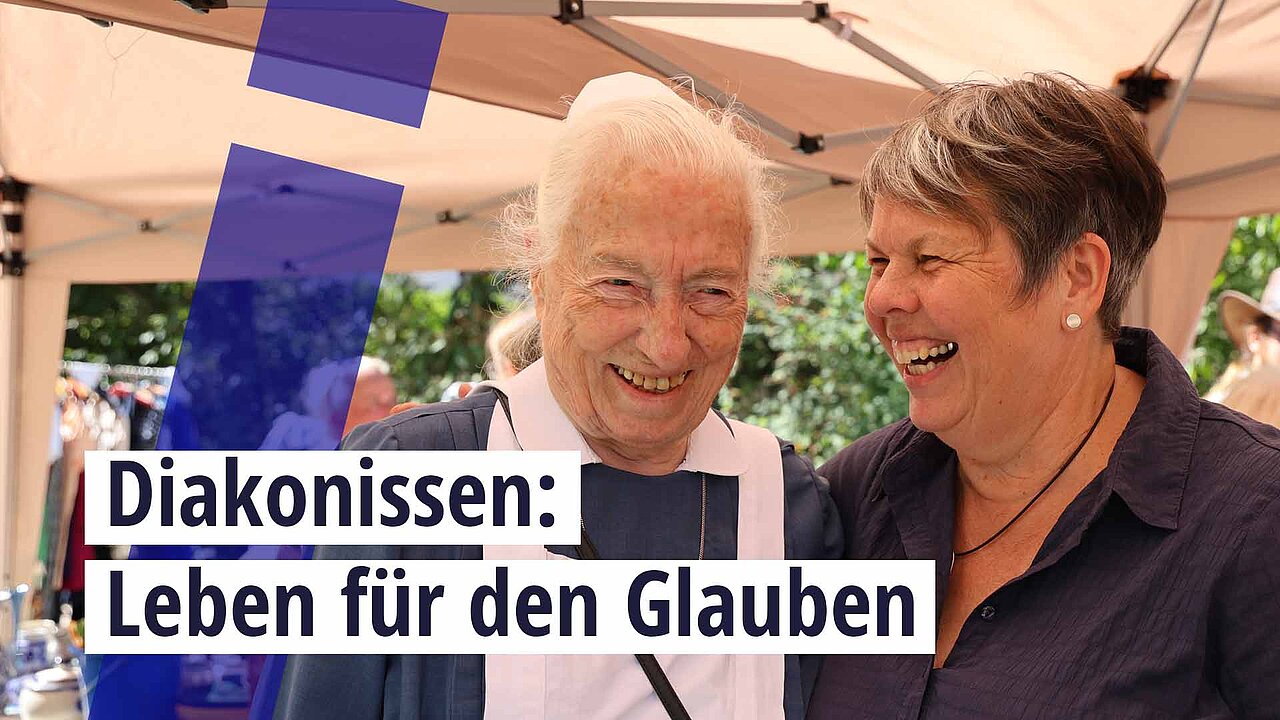 eine alte und eine jüngere Diakonisse lachen zusammen