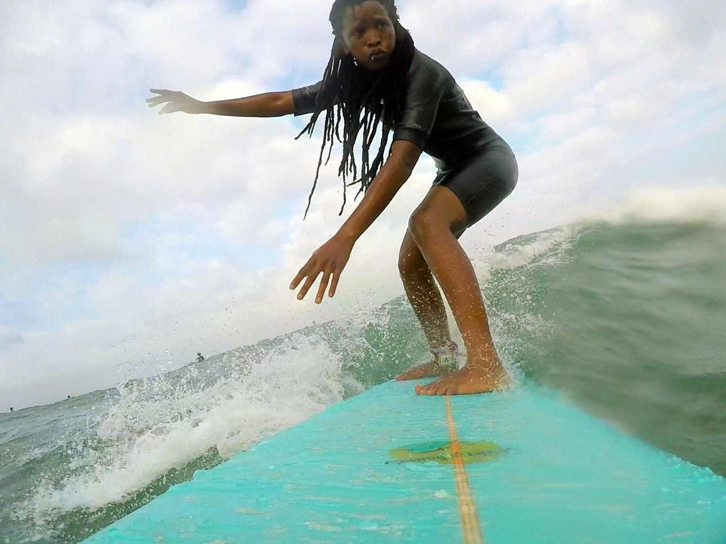 Suthu Makiwane aus Südafrika reitet die Welle
