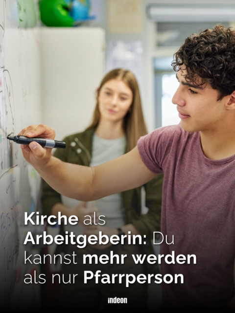 Junger Mann schreibt in einem Klassenraum an ein Whiteboard; im Hintergrund steht eine junge Frau. Über dem Bild steht: „Kirche als Arbeitgeberin: Du kannst mehr werden als nur Pfarrperson“.