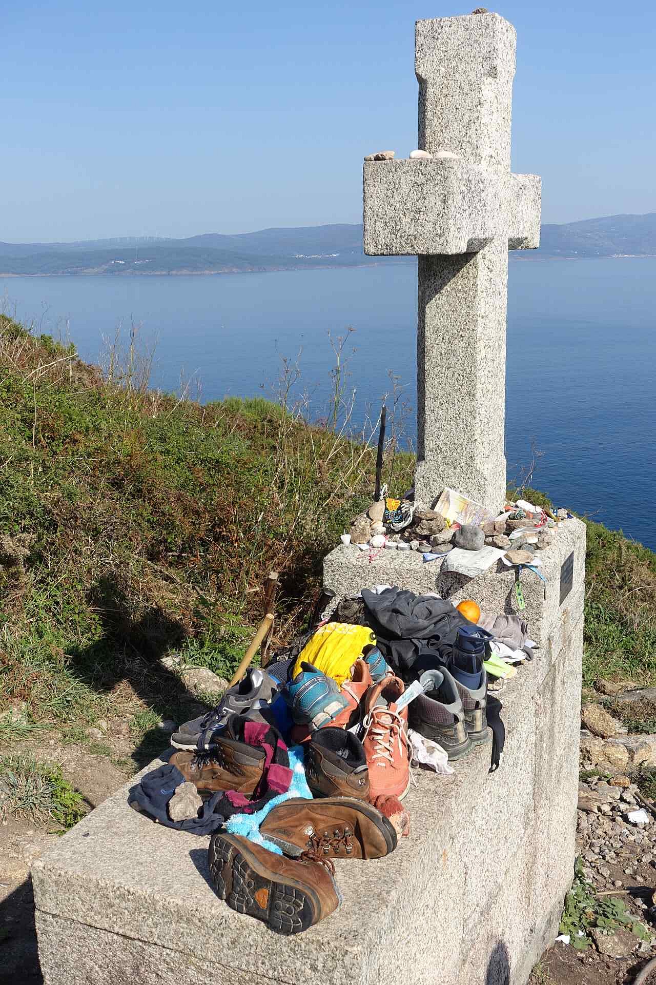 Am Ende der Pilgerreise lassen viele ihre Schuhe, Kleidung und Wanderstöcke zurück