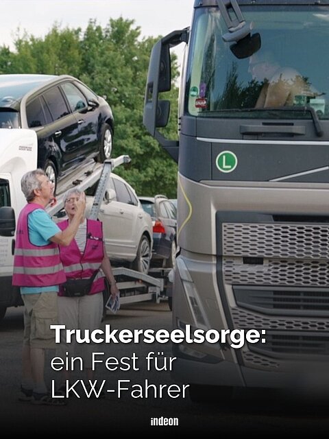 Zwei Personen in lila Warnwesten sprechen auf einem Autobahnparkplatz mit einem LKW-Fahrer im Führerhaus seines grauen Lastwagens. Im Hintergrund Autos, LKW und Bäume. Text "Truckerseelsorge: ein Fest für LKW-Fahrer"