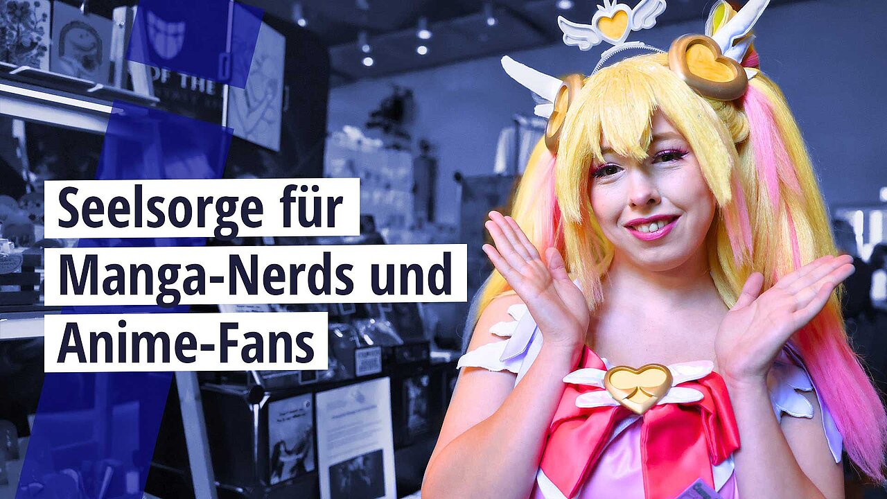 Emily, a. k. a. Raphtalia trägt ein Pinkes Cosplay-Kleid und Perrücke und Posiert für die Kasmera im huntergrund ist eine Anime-Convention zu sehen. Neben ihr steht „Seelsorge für Manga-Nerds und Anime-Fans" 