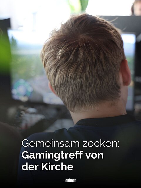 Ein junger Mann von Hinten vor einem Bildschirm beim zocken. Text: Gemeinsam zocken: Gamingtreff von der Kirche