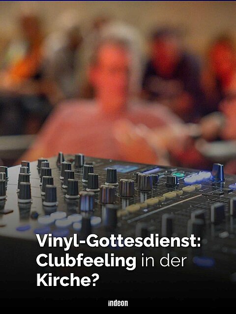 Ein Thumbnail im Hintergrund verschwommen Turntables. Weiße Schrift im Vordergrund: Vinyl-Gottesdienst: Clubfeeling in der Kirche? 