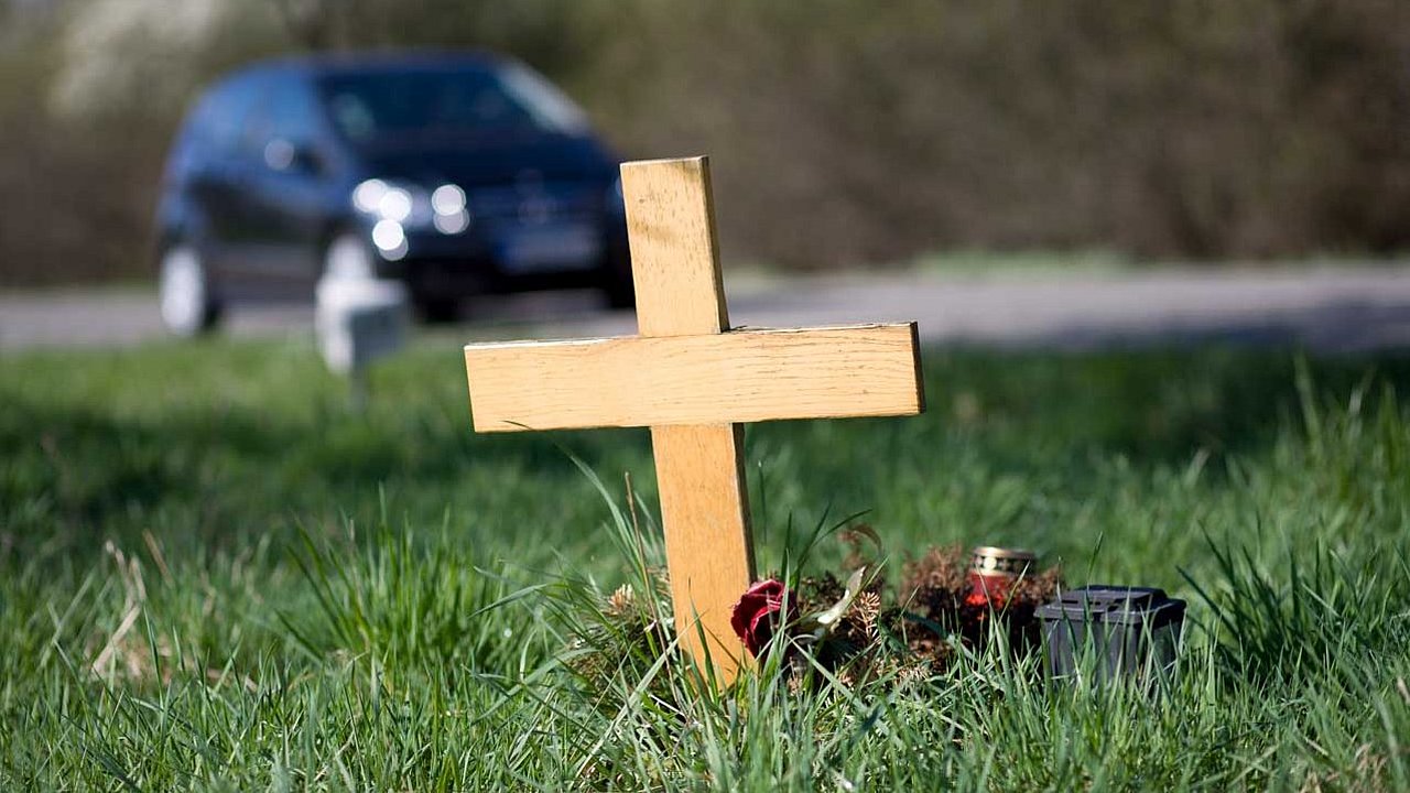 Straßenkreuze an Unfallstellen erinnern an die Menschen, die dort gestorben sind.