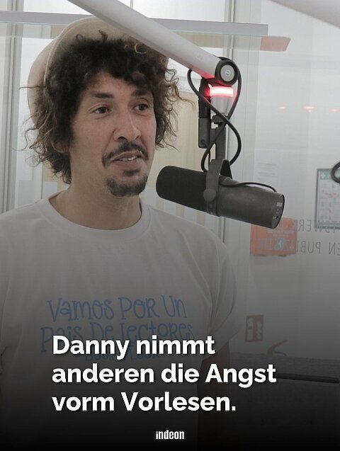 Danny Beuerbach am Mikronfon im Podcast-Studio von "echt gefragt".
