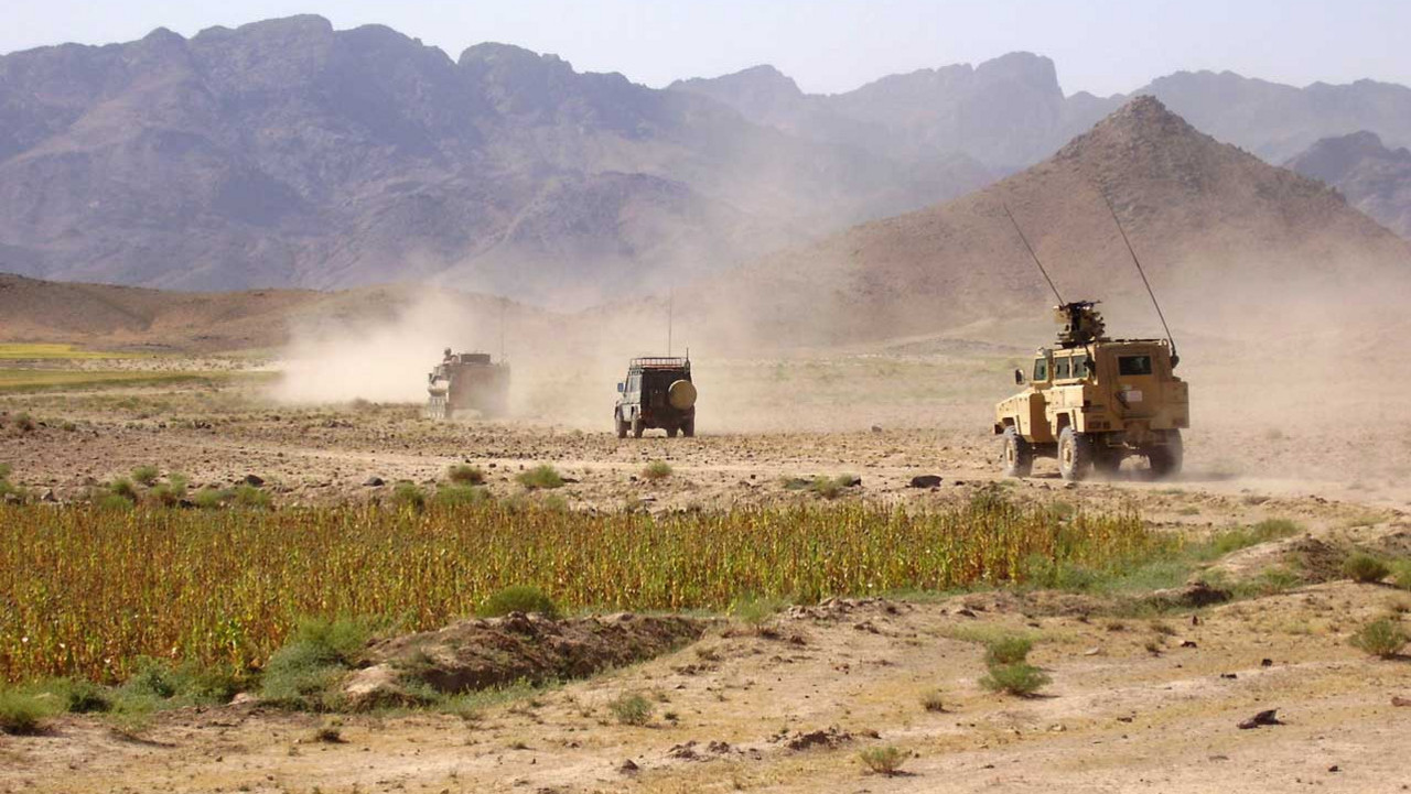 Kanadische Militär-Fahrzeuge in der afghanischen Wüste 2006