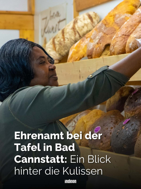 Hilli Pressel bei der Arbeit: sie sortiert Brote