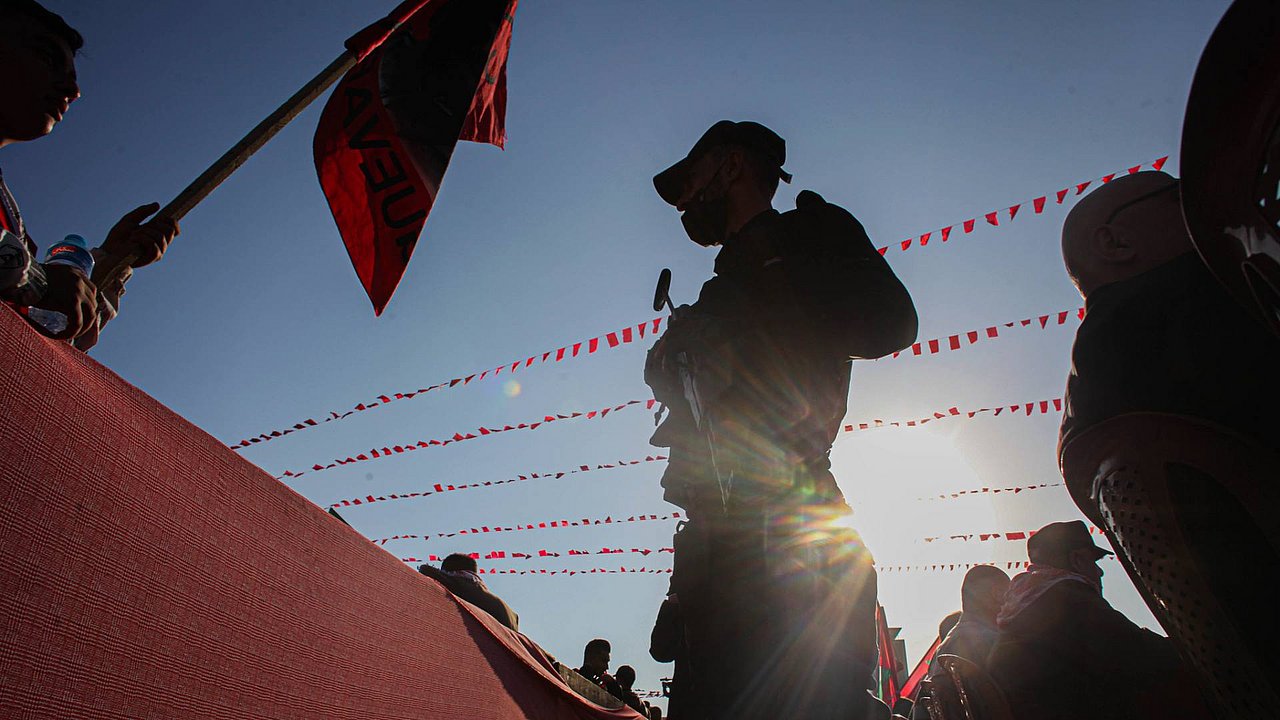 55. Jahrestag der Volksfront zur Befreiung Palästinas in Gaza. Silhouette von einem Militär.