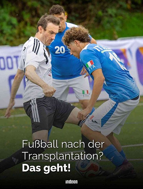 Thumbnail zu einem Reel. Im Hintergrund sind zwei Fußballer zu sehen. Es ist ein Fußballer in weißem Trikot und schwarzer Hose. Er hat den Ball. Ein italienischer Fußballer mit blauem Trikot, versucht diesem den Ball abzunehmen. Darüber ein dunkler Schatten und in weißen Buchstaben die Frage: Fußball nach der Transplantation? Das geht!