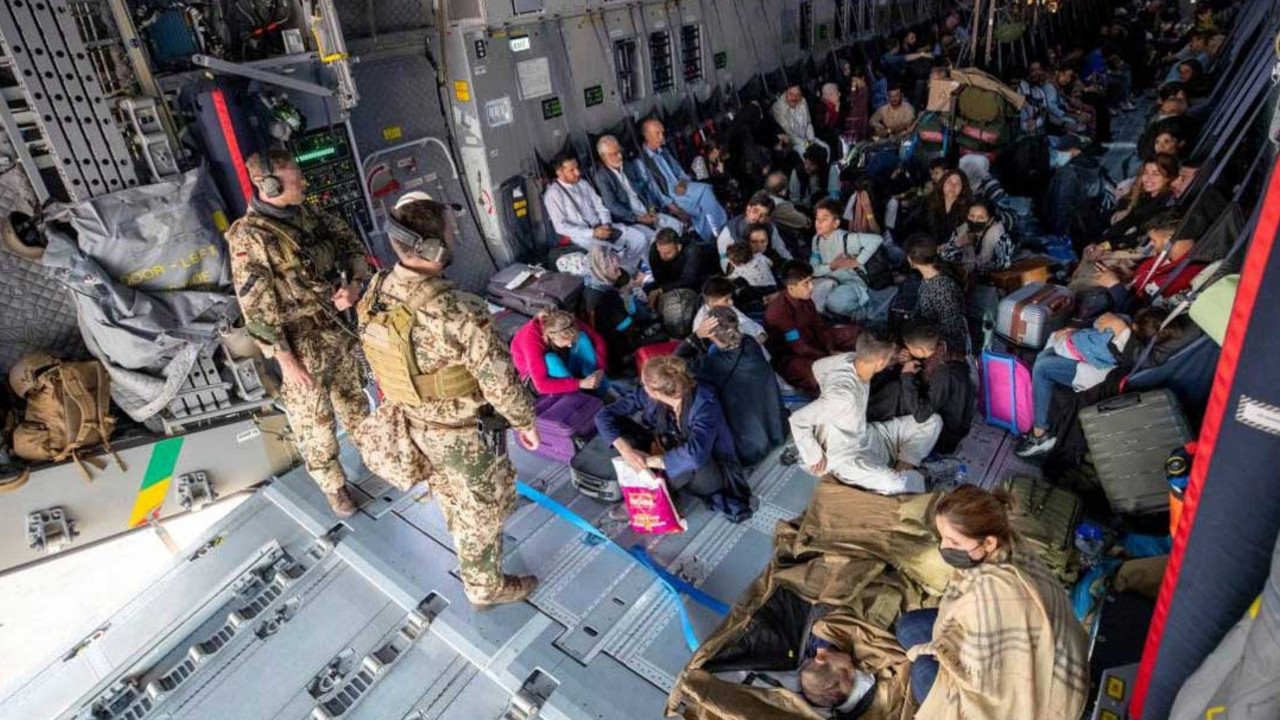 Evakuierungen per "Luftbruecke" aus Afghanistan