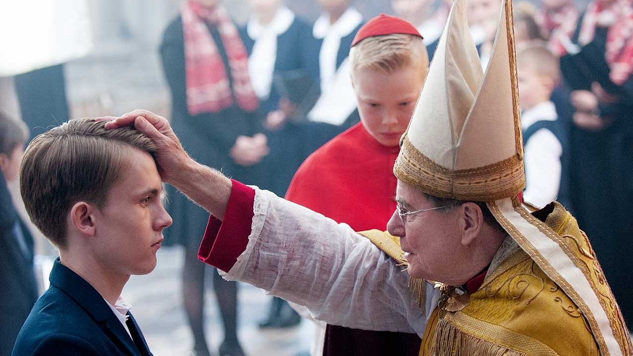 Kardinal segnet Jungen