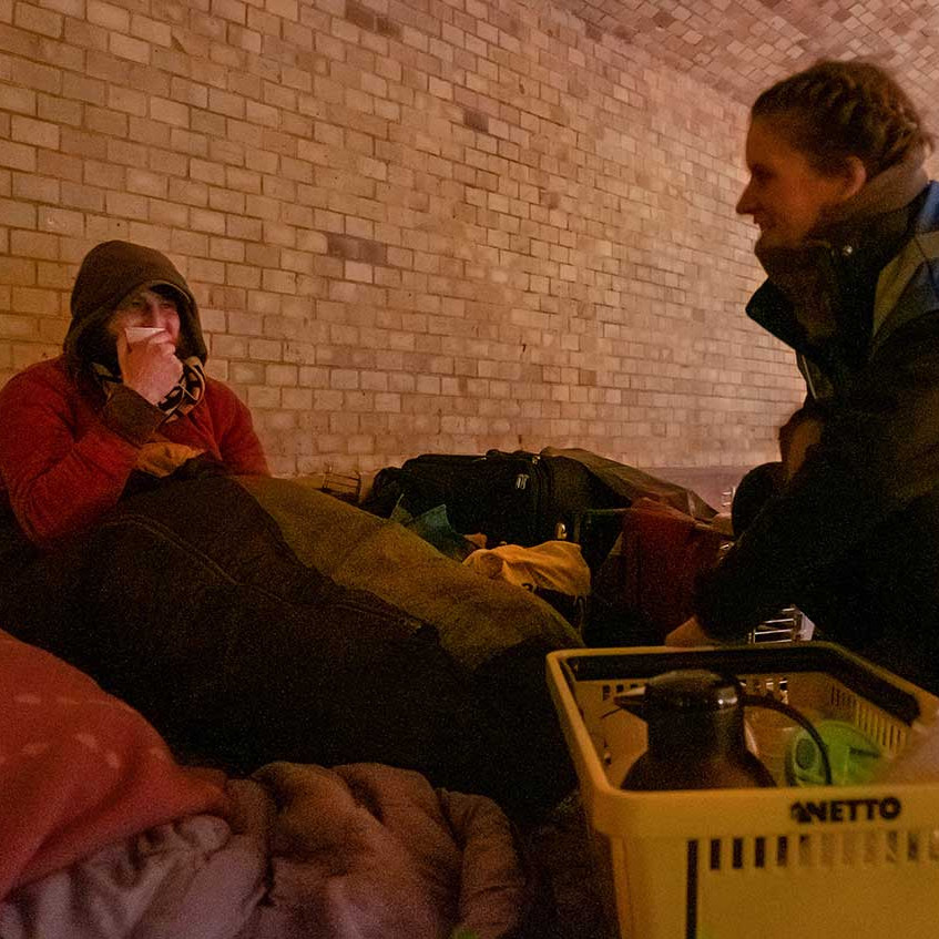 Die Kältebusfahrer der Berliner Stadtmission kümmern sich um Obdachlose, die sich im Tunnel unter der Moltkebrücke am Kanzleramt ein Nachtlager eingerichtet haben.