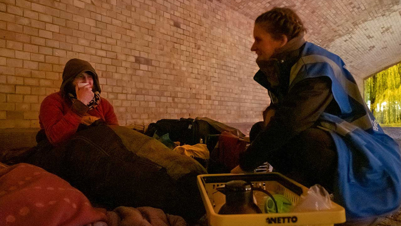 Die Kältebusfahrer der Berliner Stadtmission kümmern sich um Obdachlose, die sich im Tunnel unter der Moltkebrücke am Kanzleramt ein Nachtlager eingerichtet haben.