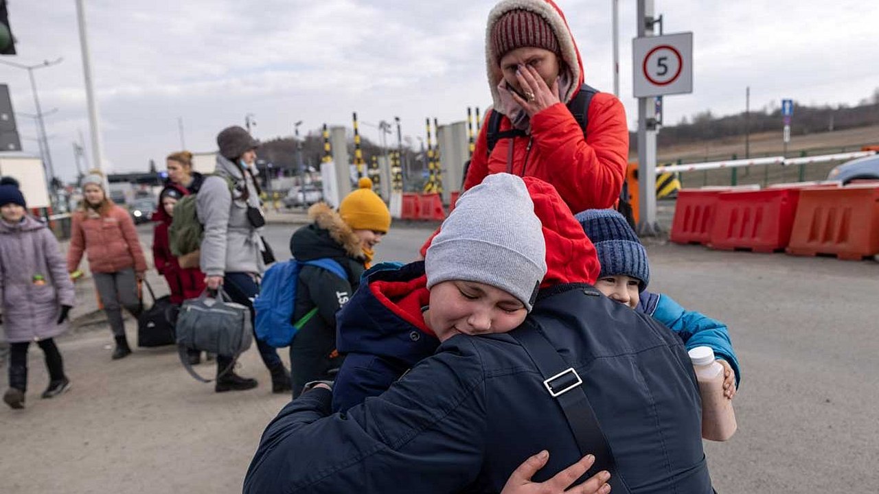 Menschen, die sich umarmen