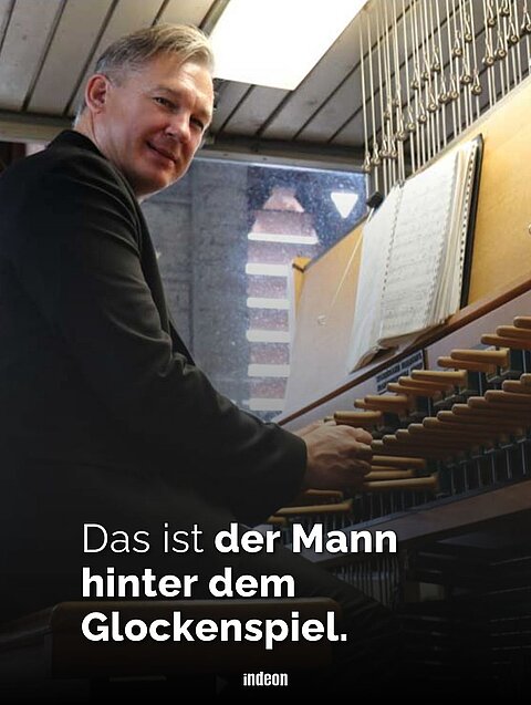 Thomas Jörg Frank an seinem Carillon in der Wiesbadener Marktkirche. 