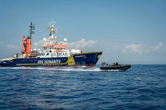 Das Rettungsschiff und ein Boot, das vorneweg fährt