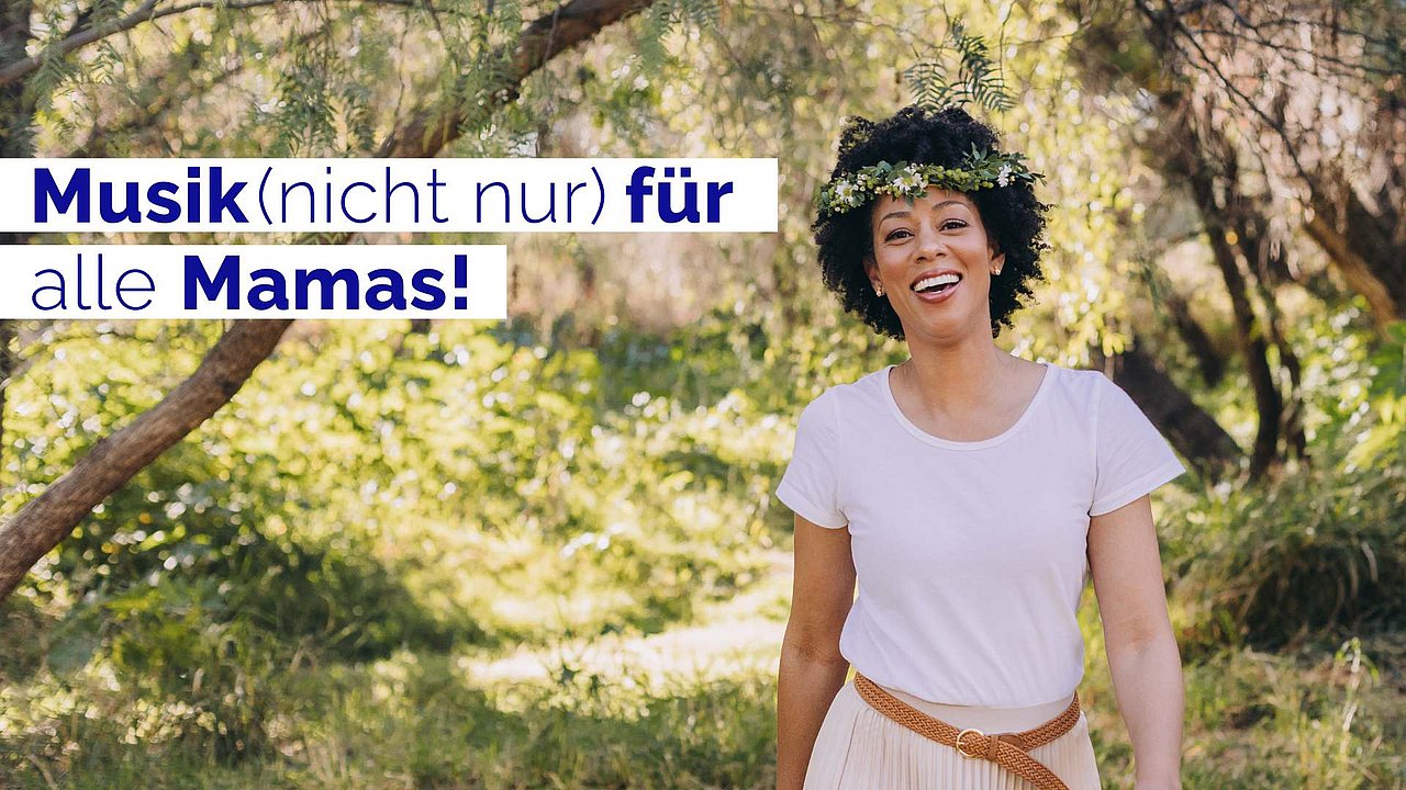 Junge Frau mit Blumenkranz