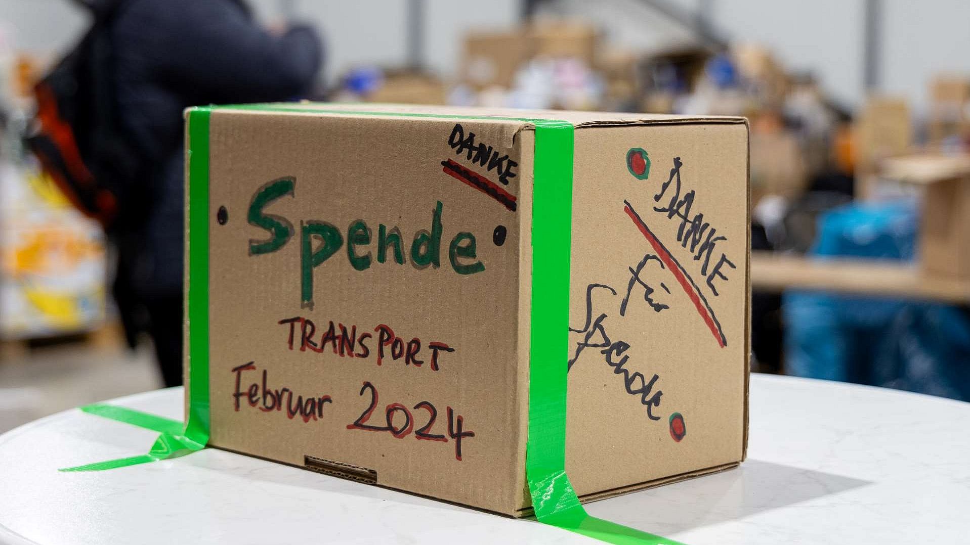 schön bemalte Pappbox zum Sammeln von Geldspenden