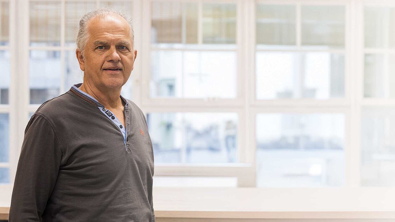 Hartmut Schott steht vor einem Fenster