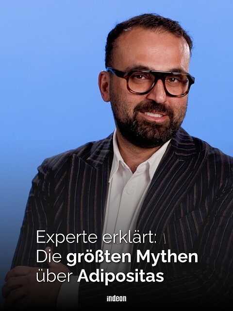 Ein Mann etwa Mitte vierzig, dunkles Haar und Bart, mit dunkler Brille, weißem Hemd und gestreiften Sakko vor hellblauem Hintergrund. Text: Experte erklärt: die größten Mythen über Adipositas