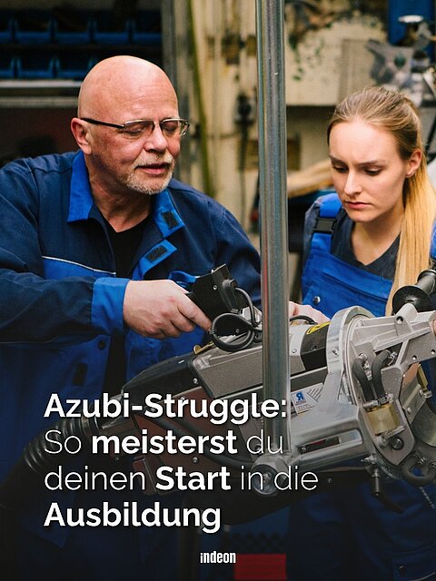 Ein Ausbilder und eine Auszubildende arbeiten gemeinsam an einer technischen Maschine.