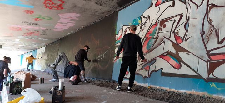 Graffitikünstler sprayen die Wände neu