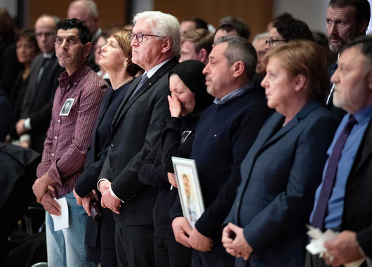 Eine zentrale Trauerfeier mit Steinmeier und Merkel