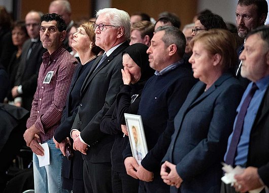 Eine zentrale Trauerfeier mit Steinmeier und Merkel