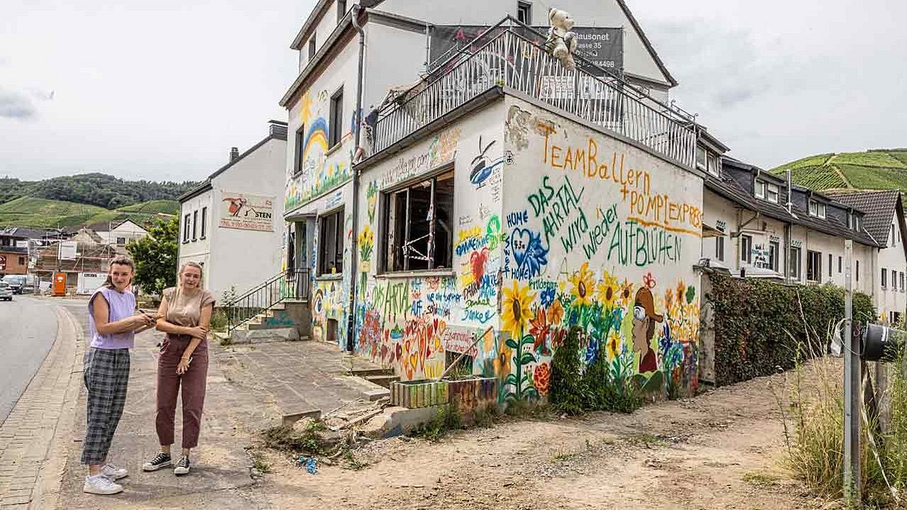 Zerstörtes Wohnhaus in Dernau. Ein Jahr nach der Flutkatastrophe ist der Wiederaufbau noch lange nicht abgeschlossen.