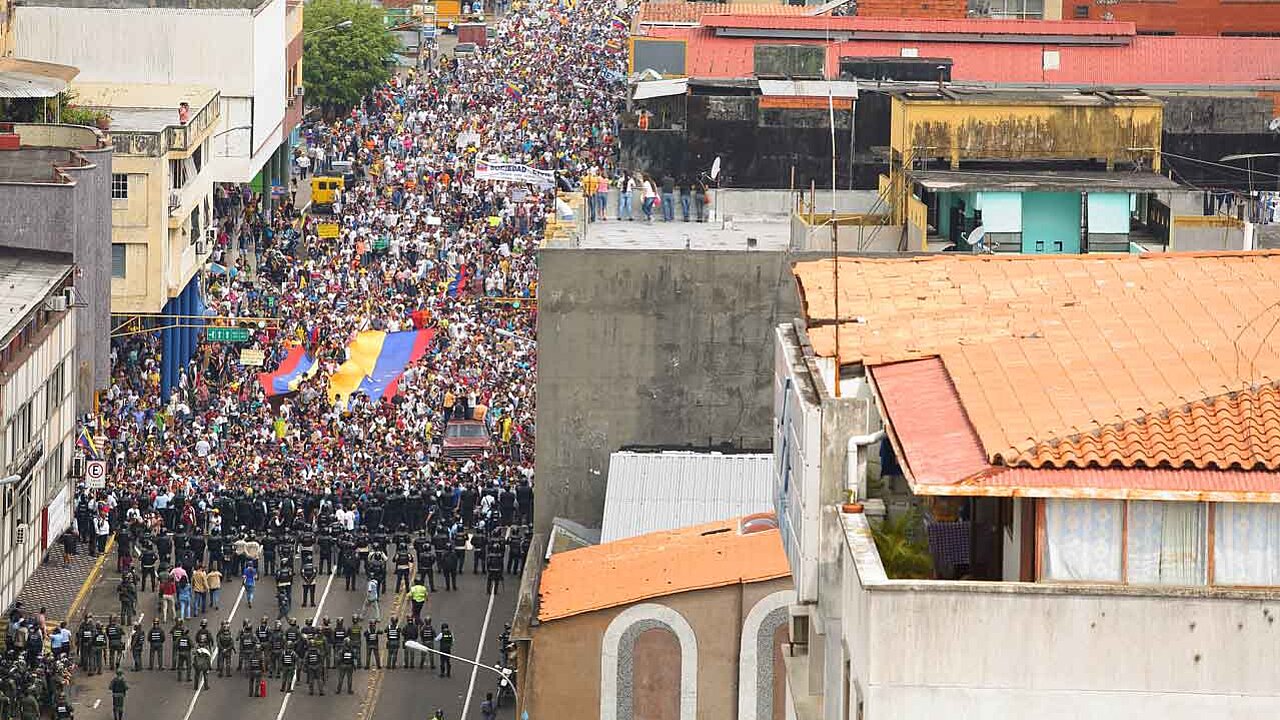 Der Demozug in einer der Hauptstraßen, das Foto zeigt den Demonstrationszug von oben