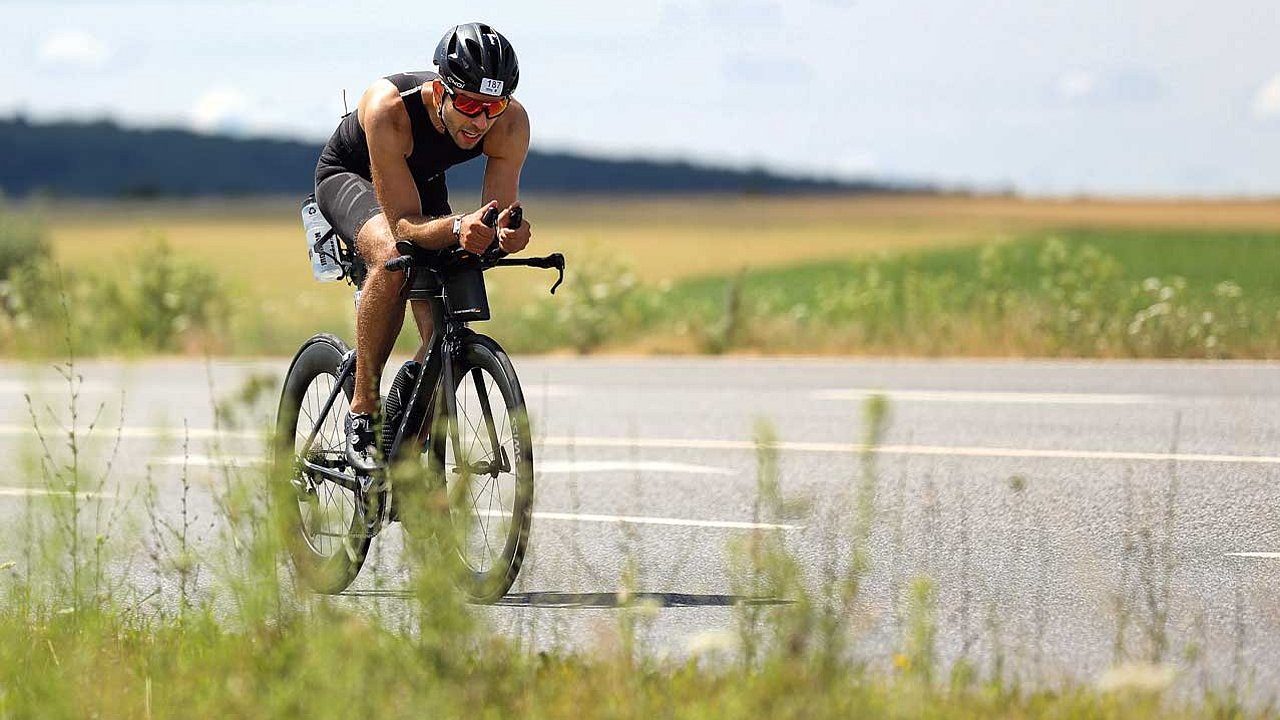 Clemens fährt beim Ironman 2022 Rad