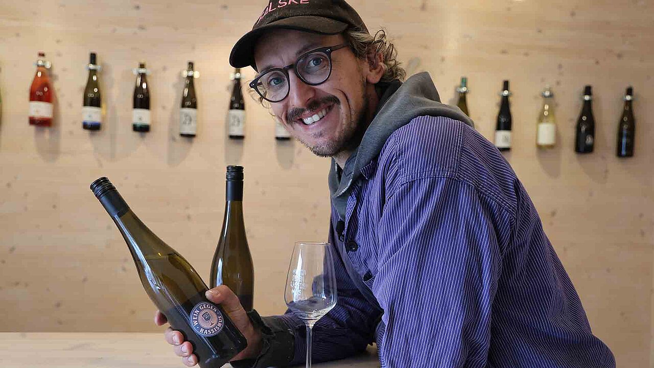 Lukas Krauß mit seinem "Wein gegen Rassismus"