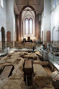 Der Sarkophag von Erkanbald in St. Johannis