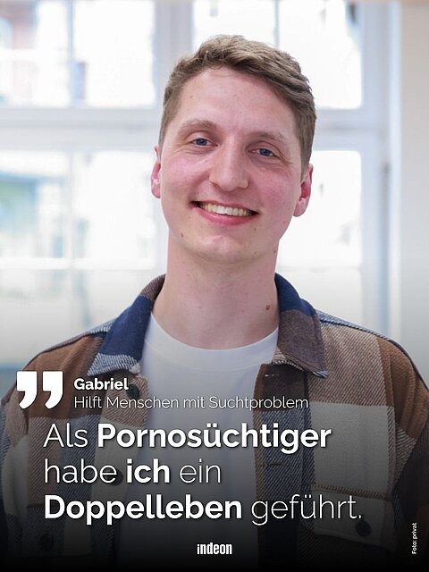 Gabriel ist ein junger blonder Mann. Er lächelt in die Kamera und trägt ein offenes braunes Flanell-Hemd und ein Weißes T-Shirt. Er ist Podcast-Gast bei HOFFNUNGSMENSCH und erzählt dort von seiner Pornosucht. 