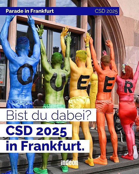 Fünf Personen, am ganzen Körper in Regenbogenfarben bemalt, strecken ihre Hände nach oben. Sie tragen auf dem Rücken jeweils einen Buchstaben: zusammen ergeben sie das Wort QUEER. Text: "Bist du dabei? CSD 2025 in Frankfurt