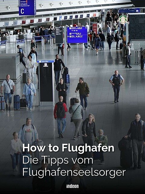 Terminal 1 am Frankfurter Flughafen: Zahlreiche Menschen mit Koffern, Schlangen an Schaltern und blaue Schilder mit weißer Beschriftung. Dazu der Text: "How to Flughafen. Die Tipps vom Flughafenseelsorger."