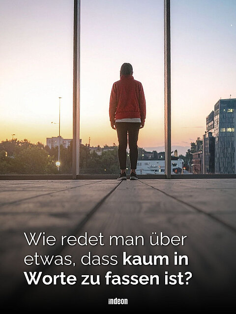 Person auf Hochhaus, schaut in die Ferne