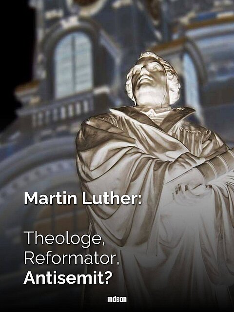 Eine Statue von Martin Luther im dunkeln grell beleuchtet.