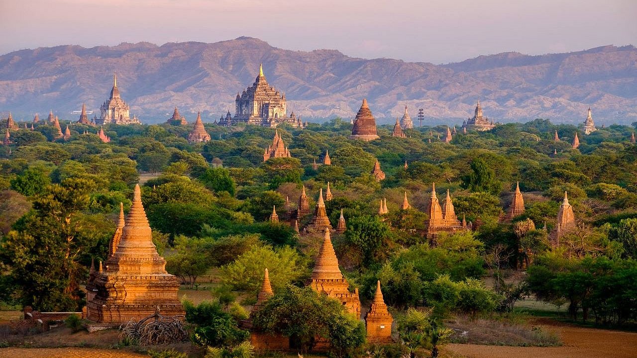Sonnenaufgangs-Landschaftsansicht mit Silhouetten alter Tempel, Bagan, Myanmar 
