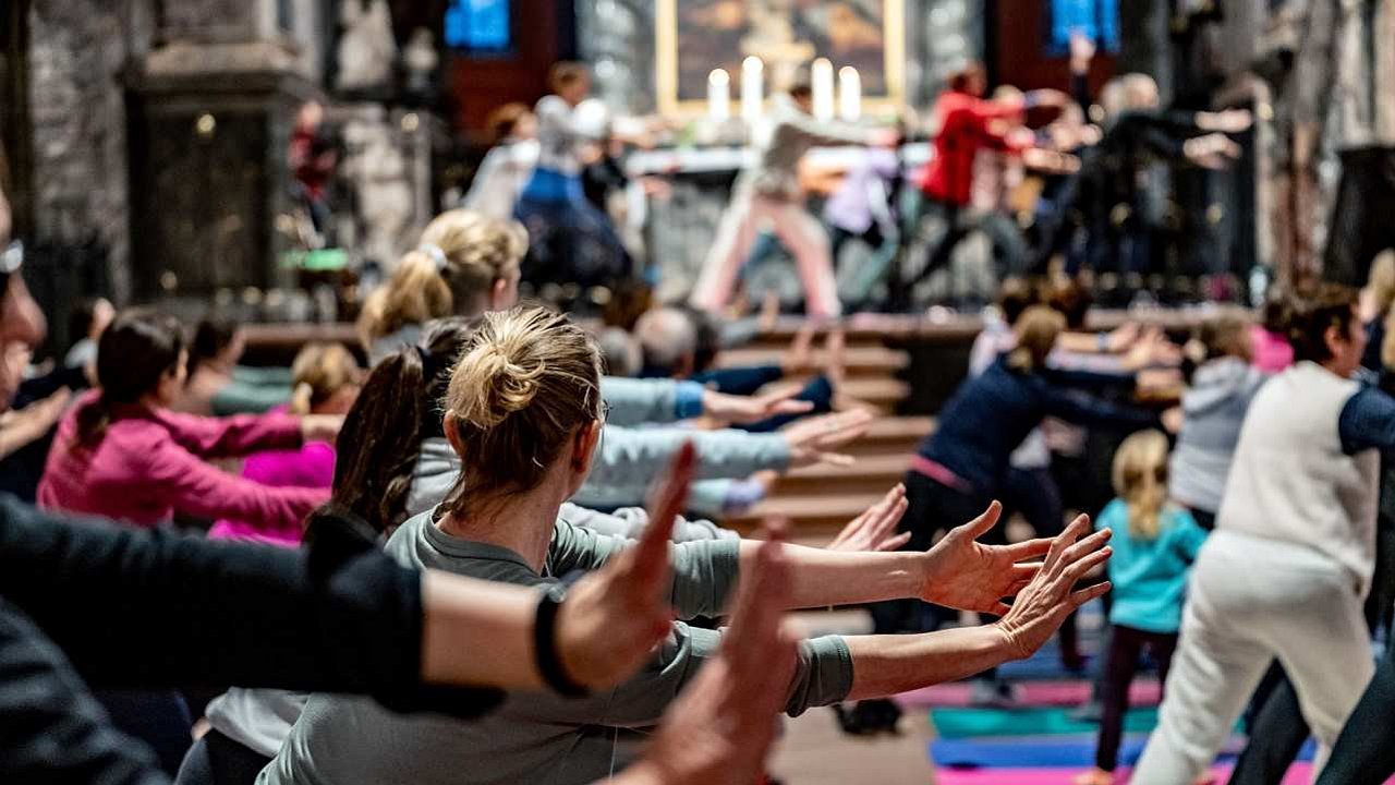Viele Frauen machen Yoga-Übungen im Gottesdienst in der idsteiner Unionskirche