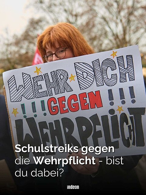 Eine Person mit roten Haaren hinter einem Protestschild gegen die Wehrpflicht. Text: Morgen sind Schulstreiks gegen die Wehrpflicht - bist du dabei?