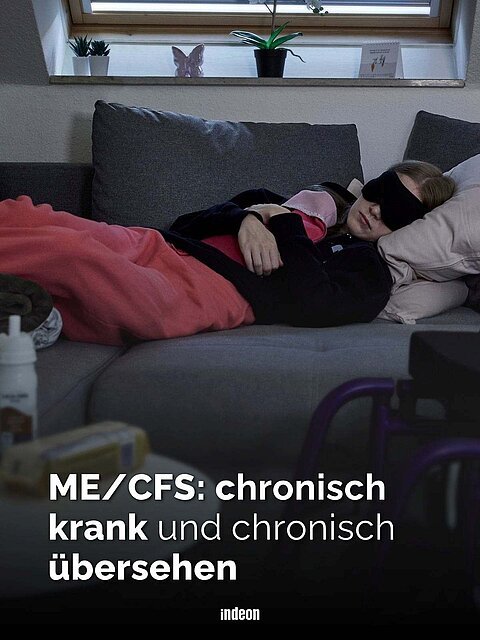 Eine Person auf einem Sofa, mit Schlafmaske, Wärmflasche und Decke. Der Raum ist abgedunkelt, im Vordergrund ein Rollstuhl. Text: ME/CFS: chronisch krank und chronisch übersehen