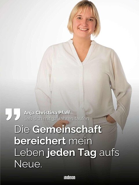 Zu sehen ist Anja Pfaff. Sie trägt blonde kurze Haare und eine weiße Bluse. Die Hände hat sie in die Blusentasche gesteckt. Das Bild hat außerdem das Zitat: Die Gemeinschaft bereichert mich jeden Tag aufs Neue.