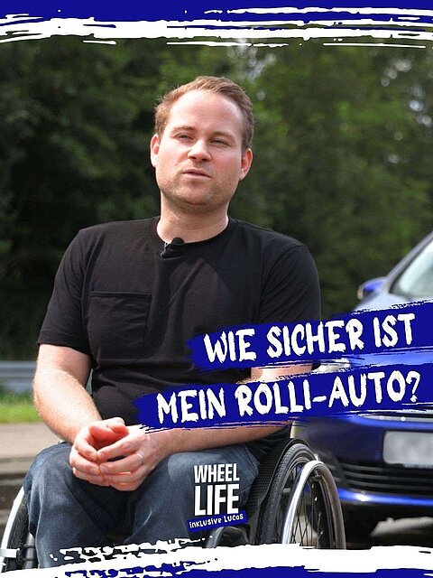 Eine Person im Rollstuhl mit Jeans und schwarzem T-Shirt. Im Hintergrund ein blaues Auto: Text: Wie sicher ist mein Rolli-Auto