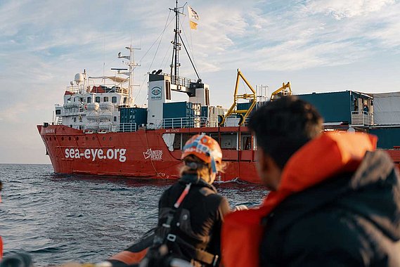 Die „Sea-Eye 4“ bei einem Rettungseinsatz im Mai 2023