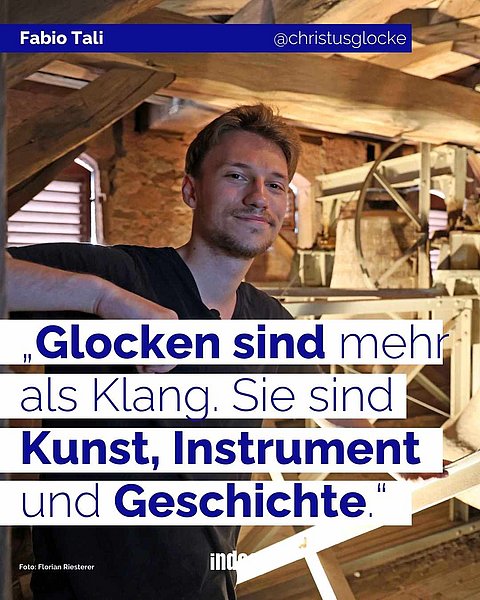 Fabio Tali lehnt lächelnd an einem Balken im Kirchturm, daneben Text: „Glocken sind mehr als Klang. Sie sind Kunst, Instrument und Geschichte.“