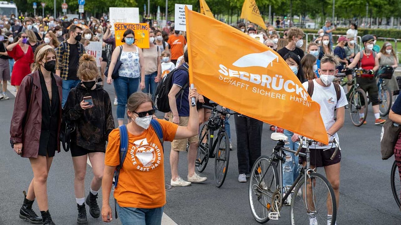 Zug der Demonstrierenden in Berlin